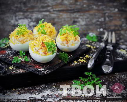 Яйца, фаршированные кальмарами