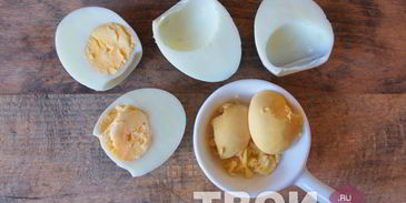 яйца, фаршированные кальмарами