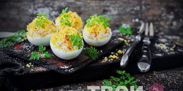 яйца, фаршированные кальмарами