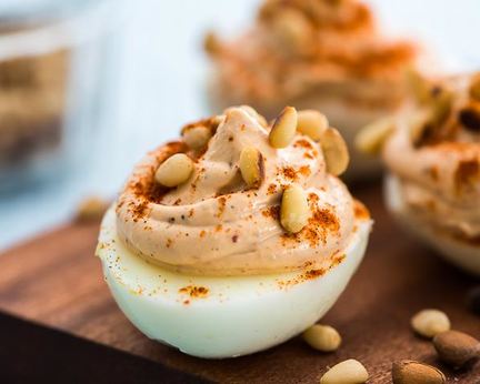 Яйца, фаршированные хумусом