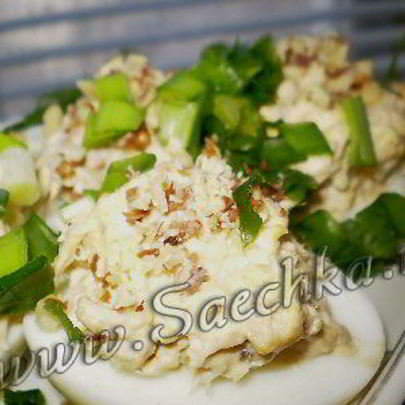 Яйца, фаршированные куриным филе и грецкими орехами