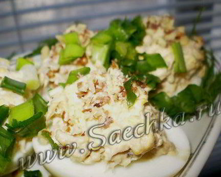 Яйца, фаршированные куриным филе и грецкими орехами