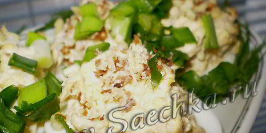 Рецепт яиц, фаршированных куриным филе и грецкими орехами