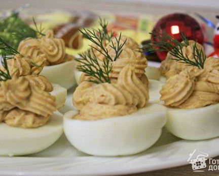 Яйца фаршированные паштетом из утиной печени