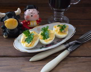 Яйца, фаршированные сельдью