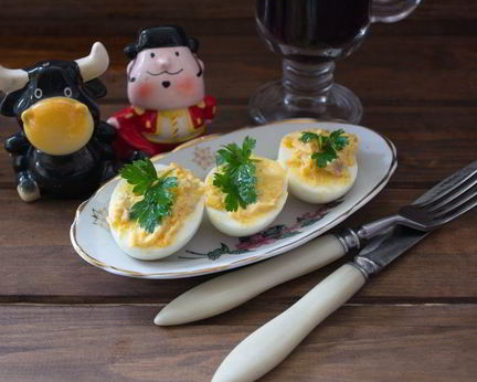 Яйца, фаршированные сельдью