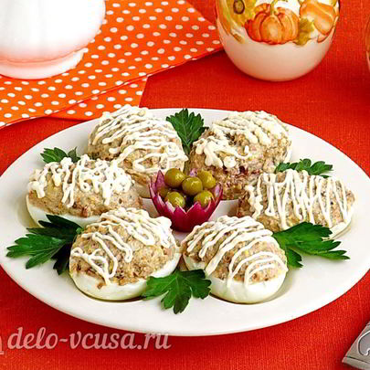 Яйца, фаршированные шпротами