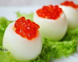 Яйца, фаршированные суфле из семги и красной икры