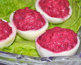 Яйца, фаршированные свеклой и селедкой
