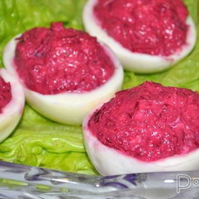 Яйца, фаршированные свеклой и селедкой