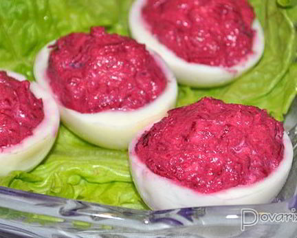 Яйца, фаршированные свеклой и селедкой