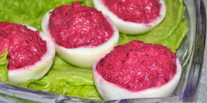 Рецепт яиц, фаршированных свеклой и селедкой