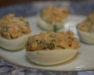 Яйца, фаршированные сыром, каперсами и шнитт-луком