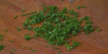 яйца, фаршированные сыром, каперсами и шнитт-луком