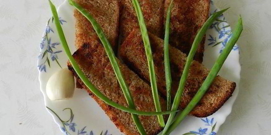 Рецепт чесночных гренков из черного хлеба с чесноком