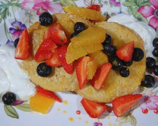 Французские гренки с апельсином и ягодами