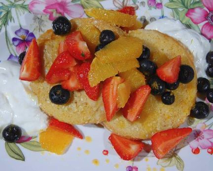 Французские гренки с апельсином и ягодами