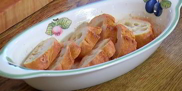 французские гренки с бананами и карамельным соусом