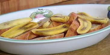 французские гренки с бананами и карамельным соусом