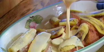 французские гренки с бананами и карамельным соусом