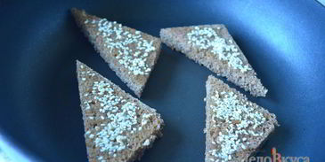 гренки из черного хлеба с кунжутом