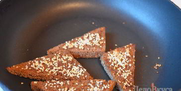 гренки из черного хлеба с кунжутом