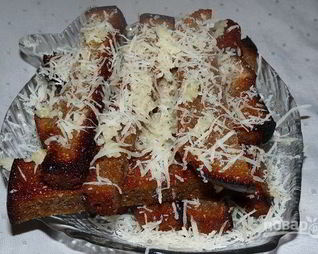 Гренки из черного хлеба с сыром и чесноком