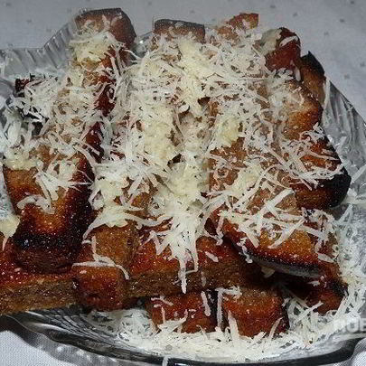 Гренки из черного хлеба с сыром и чесноком