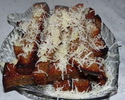 Гренки из черного хлеба с сыром и чесноком