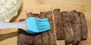 гренки из черного хлеба с сыром и чесноком