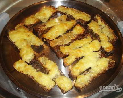 Гренки из черного хлеба с сыром
