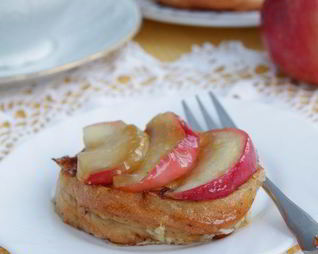 Гренки на завтрак с яблоками и корицей