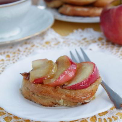 Гренки на завтрак с яблоками и корицей