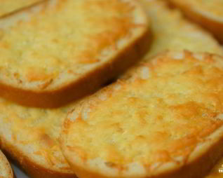 Гренки с чесноком и сыром в духовке