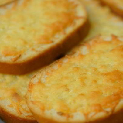 Гренки с чесноком и сыром в духовке