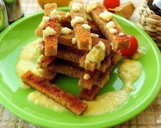 Гренки с чесноком и яйцом