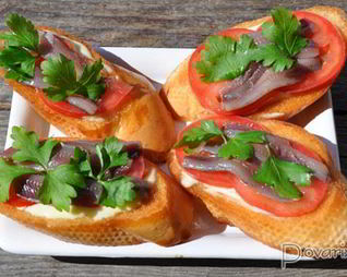 Гренки с хамсой и помидорами