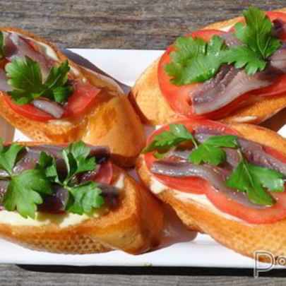 Гренки с хамсой и помидорами