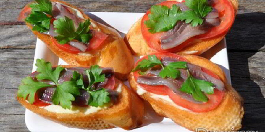 Гренки с хамсой и помидорами