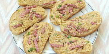 гренки с колбасой и картофелем