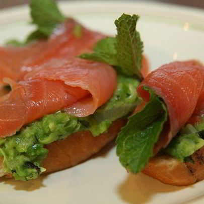 Гренки с зеленым горошком, семгой и мятой