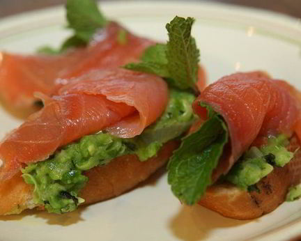 Гренки с зеленым горошком, семгой и мятой