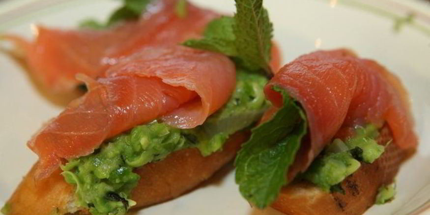 Рецепт гренков с зеленым горошком, семгой и мятой