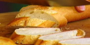 гренки с зеленым горошком, семгой и мятой