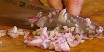 гренки с зеленым горошком, семгой и мятой