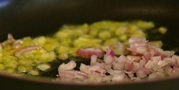 гренки с зеленым горошком, семгой и мятой