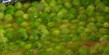 гренки с зеленым горошком, семгой и мятой