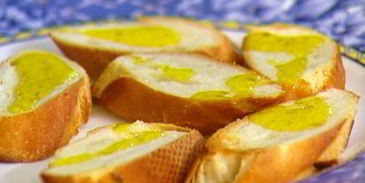 гренки с зеленым горошком, семгой и мятой