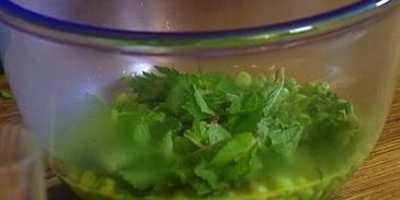 гренки с зеленым горошком, семгой и мятой