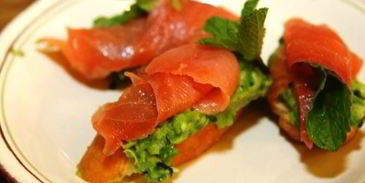 гренки с зеленым горошком, семгой и мятой